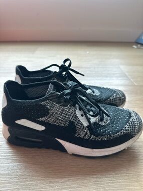Nike Black and White Women's Knit Athletic Sneakers